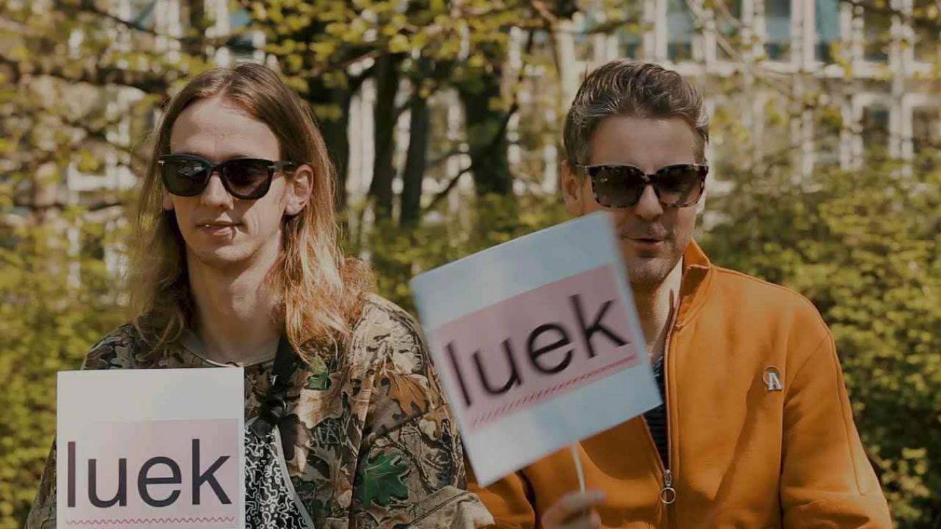 VIDEO. Jeugd Van Tegenwoordig vernielt gouden plaat Dotan