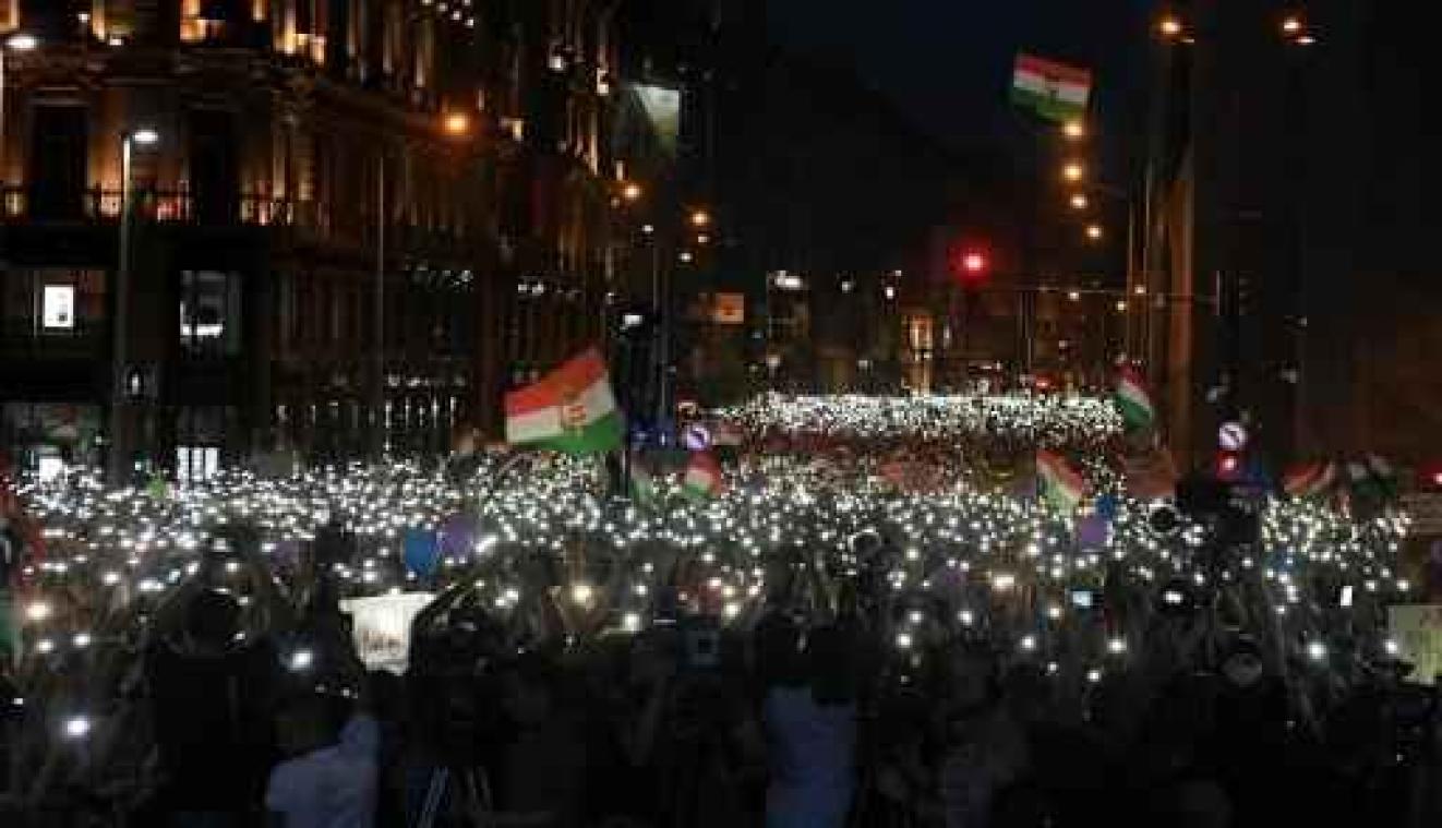 Tienduizenden Hongaren protesteren tegen premier Orban