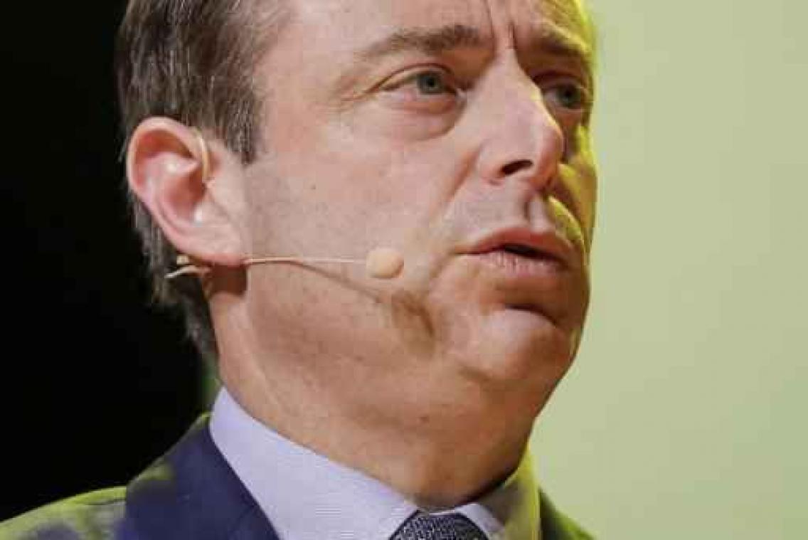 "Kwakkel dat De Wever is tussengekomen om lingeriereclame in joodse wijk te weren"