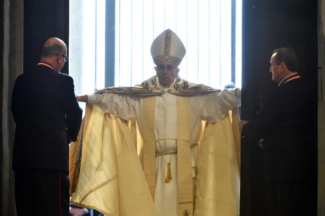 Paus Franciscus opent 'Heilige Deur'