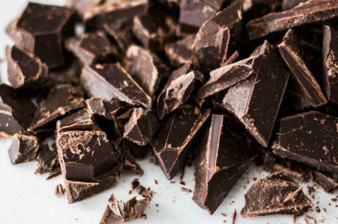 Vrouwelijke dievegge gaat aan de haal met negen kilo chocolade onder haar rok