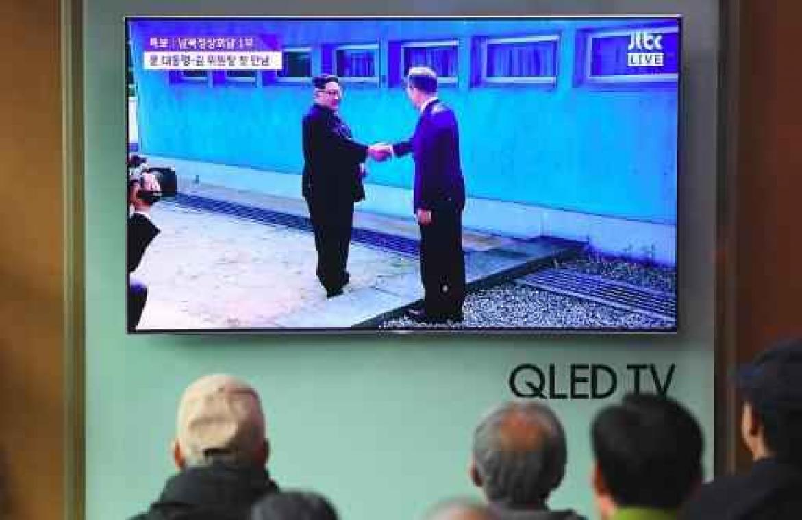 Spanning rond Noord-Korea - Kim Jong-un steekt als eerste Noord-Koreaanse leider grens met Zuid-Korea over