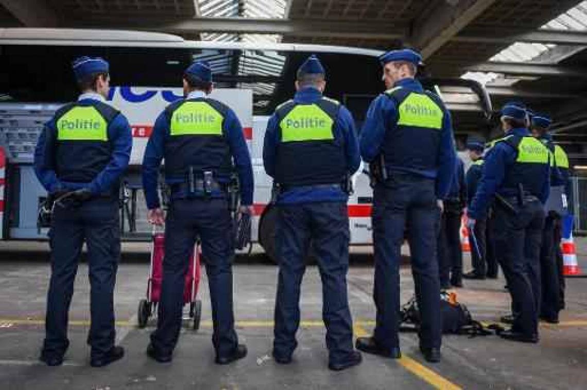 Politie ziet terrorismecijfers meer dan halveren