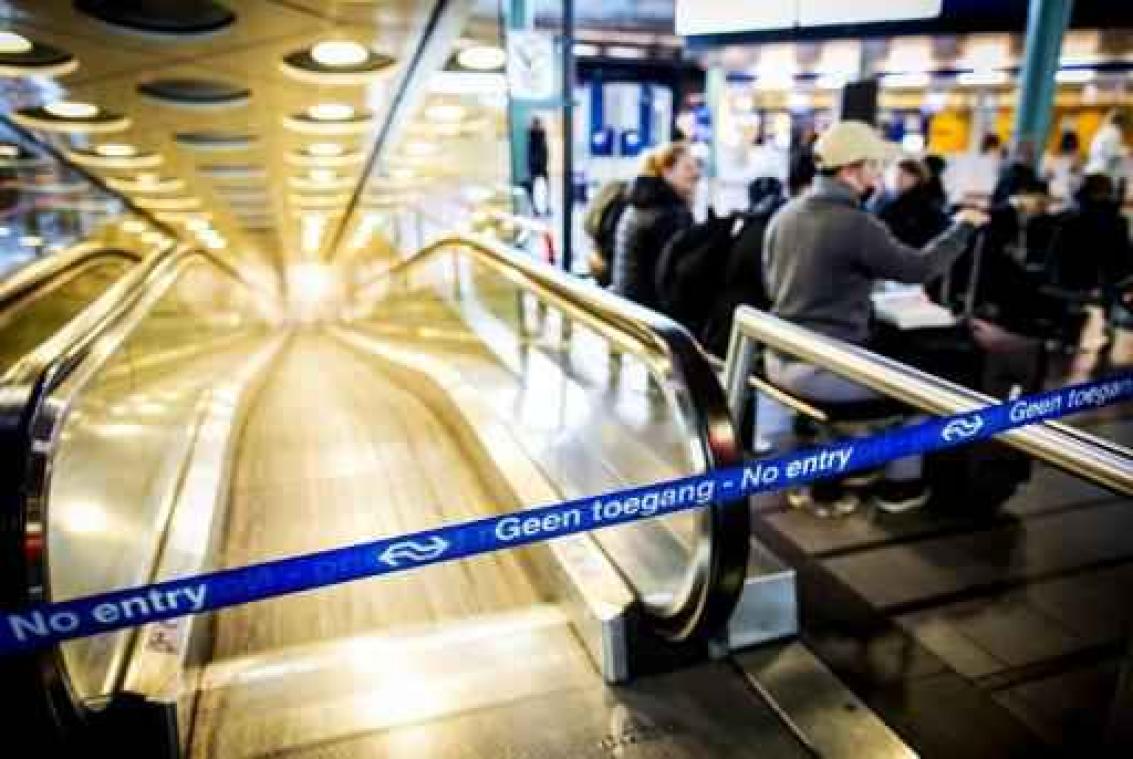 Schiphol roept reizigers op om weg te blijven na stroomstoring