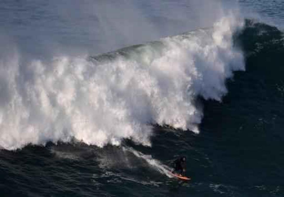 Braziliaanse surfer bedwingt recordgolf