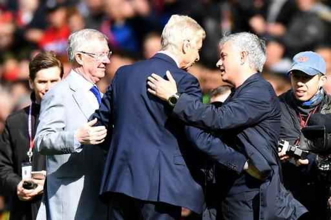Premier League - Oude rivalen eren Wenger op Old Trafford