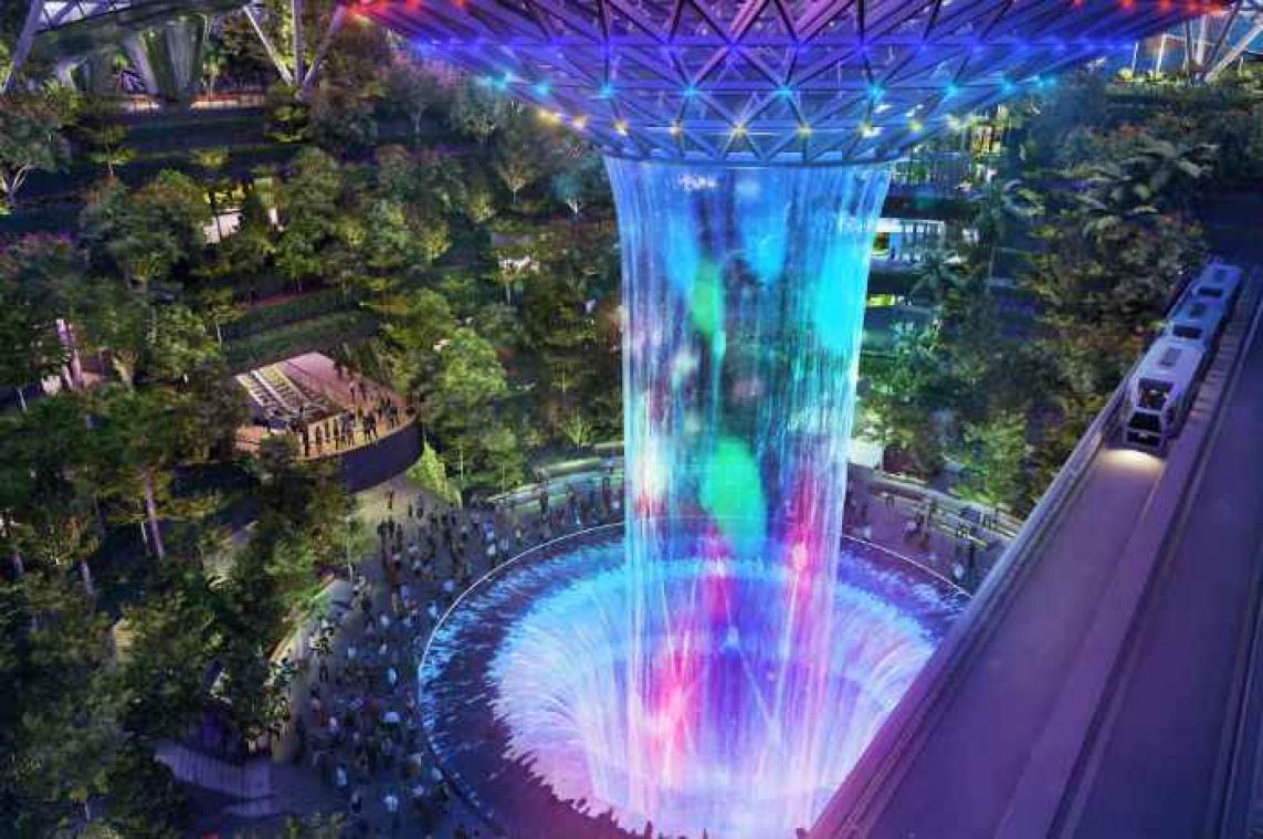 WOW! Deze luchthaven pakt uit met grootste indoor waterval