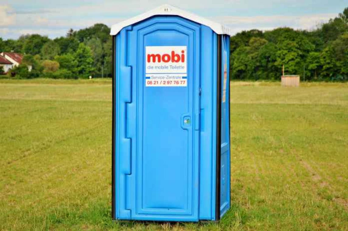 Feestvierder wordt wakker in mobiel toilet