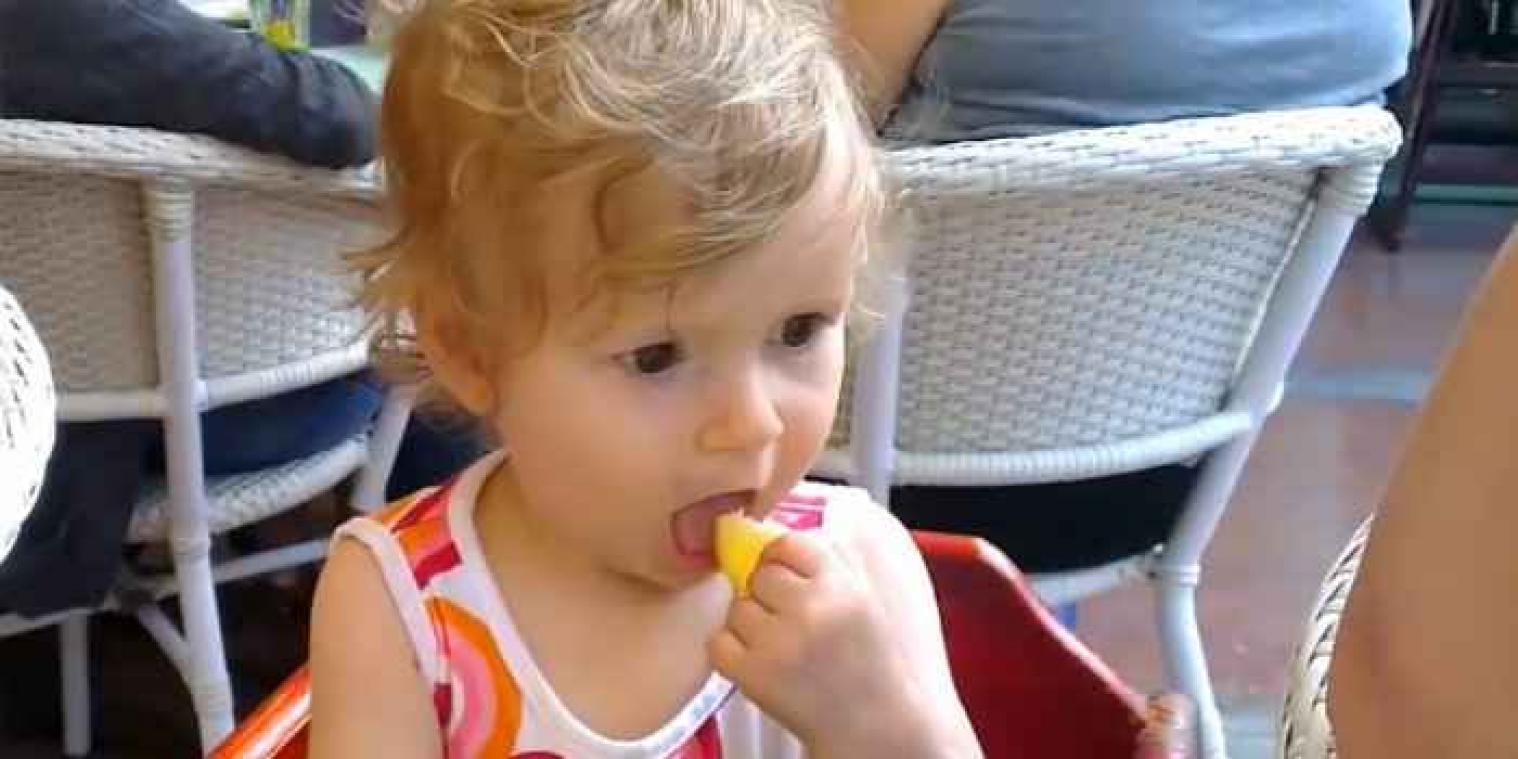 9 schattige babies die citroenen verschrikkelijk vies vinden