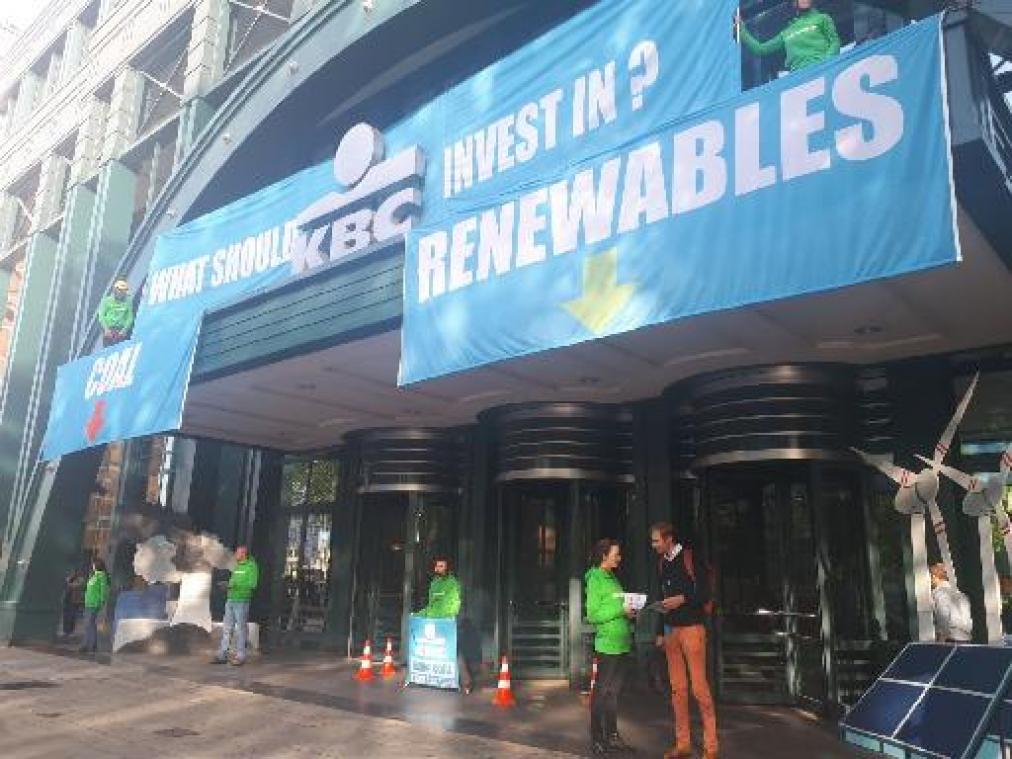 Greenpeace voert actie aan hoofdzetel KBC tegen financiering steenkoolindustrie
