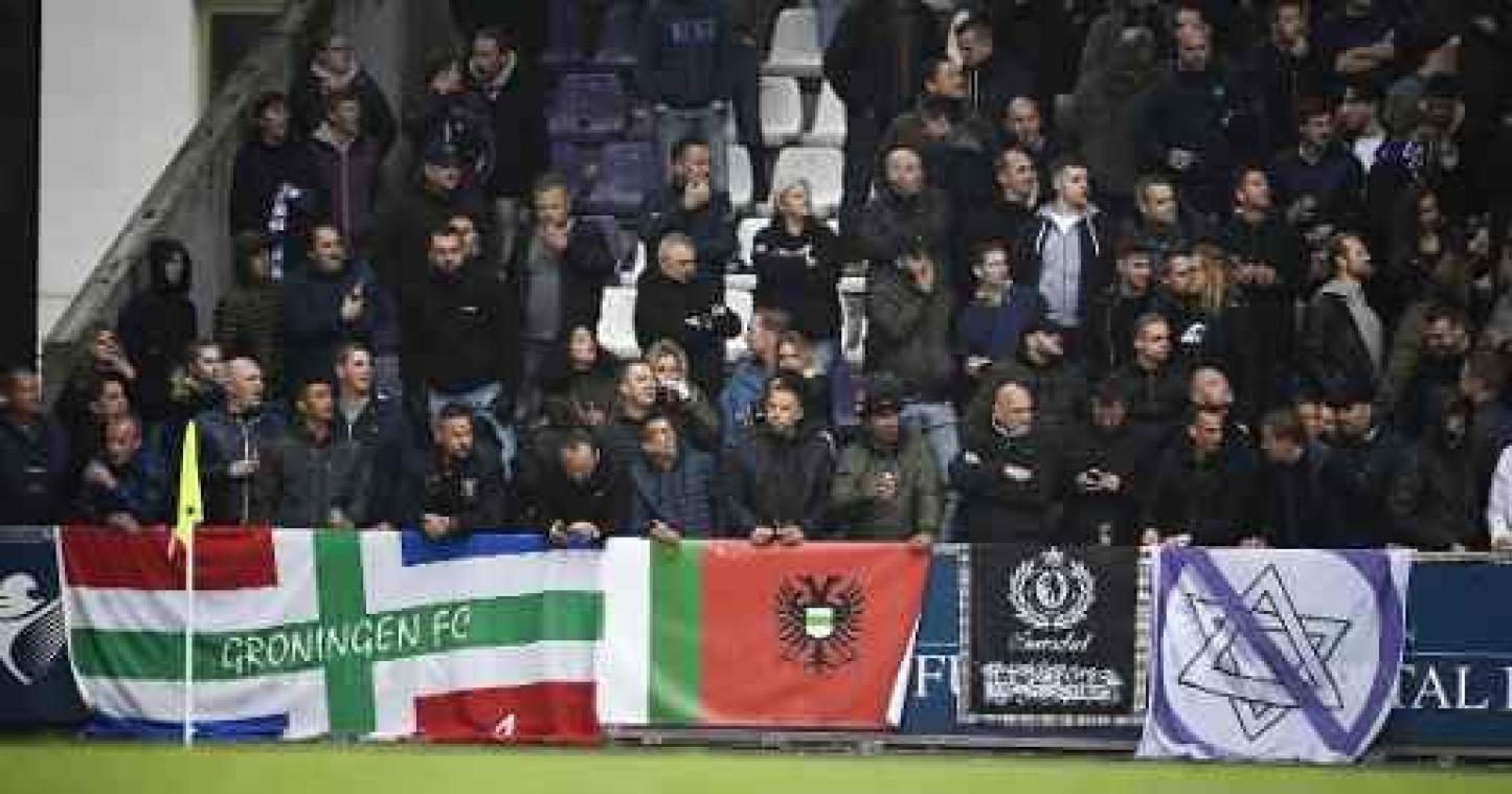 Jambon veroordeelt antisemitisme en racisme in de voetbalstadions
