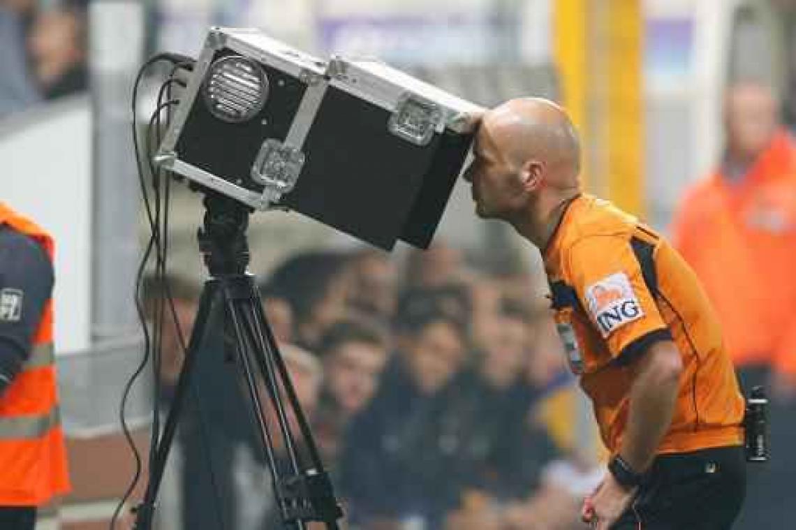 Club Brugge-Anderlecht start 20 minuten later wegens technische problemen bij videoref