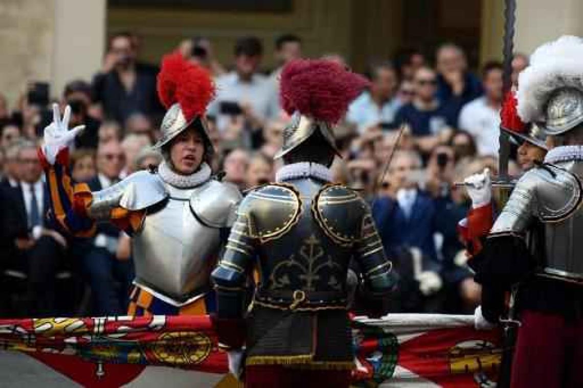 Rekruten van de Pauselijke Zwitserse Garde leggen de eed af in het Vaticaan
