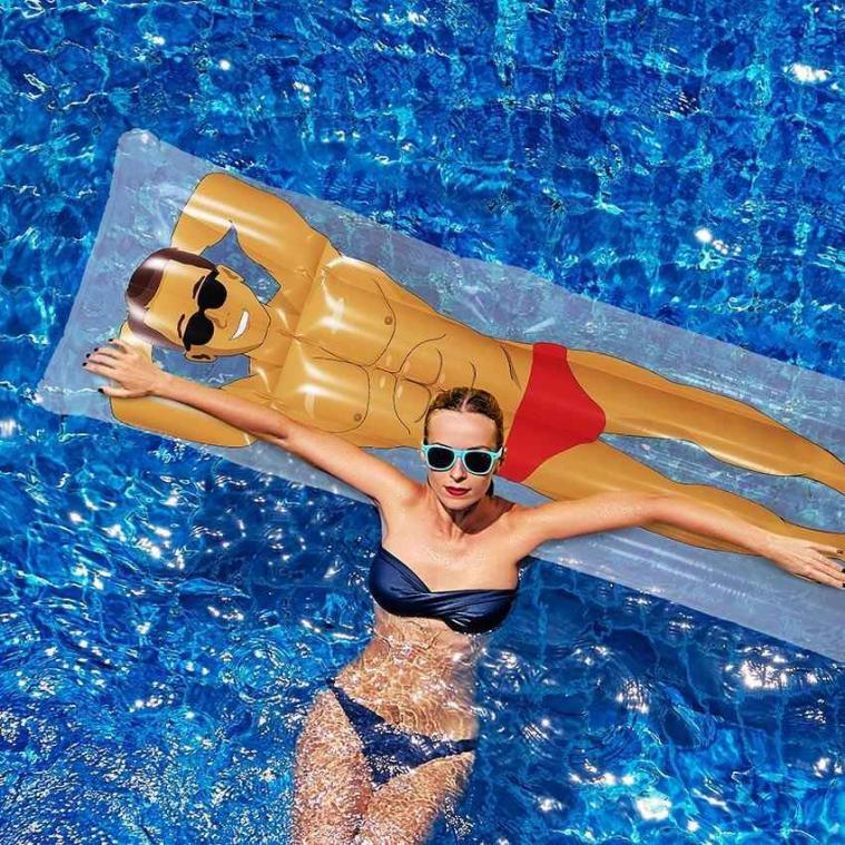 Deze opblaasbare man is hét perfecte vakantielief
