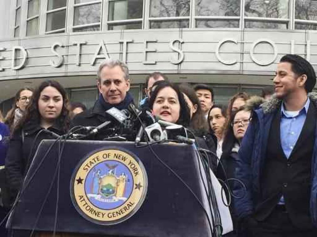 Procureur-generaal van New York stapt op na beschuldigingen van ongewenste intimiteiten