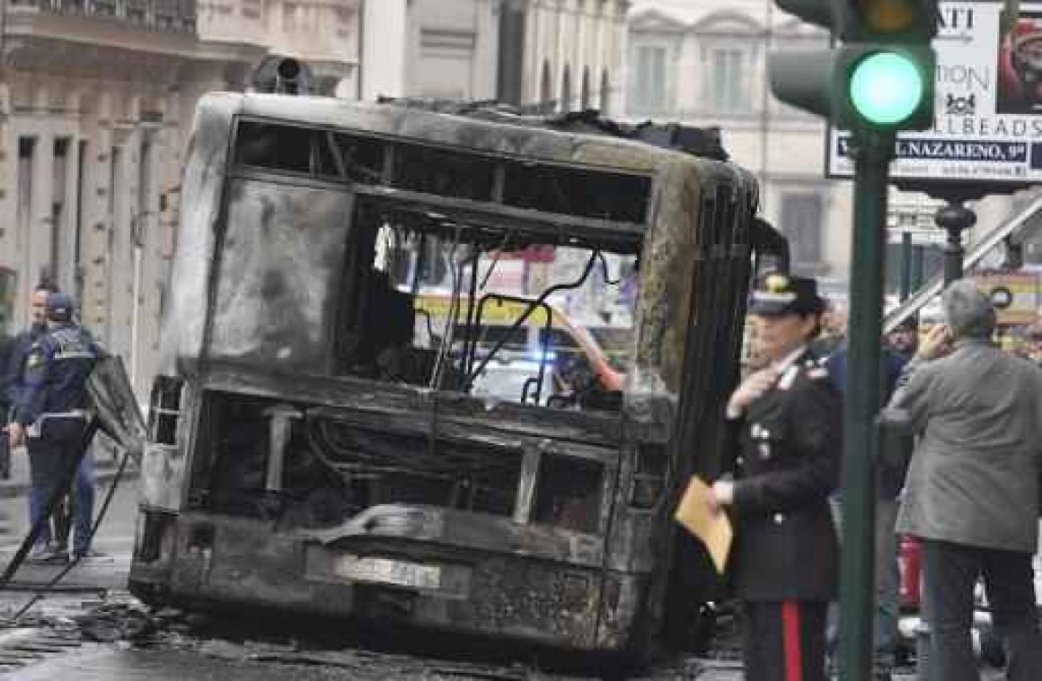 Paniek in centrum van Rome door brandende bus naast Trevi-fontein