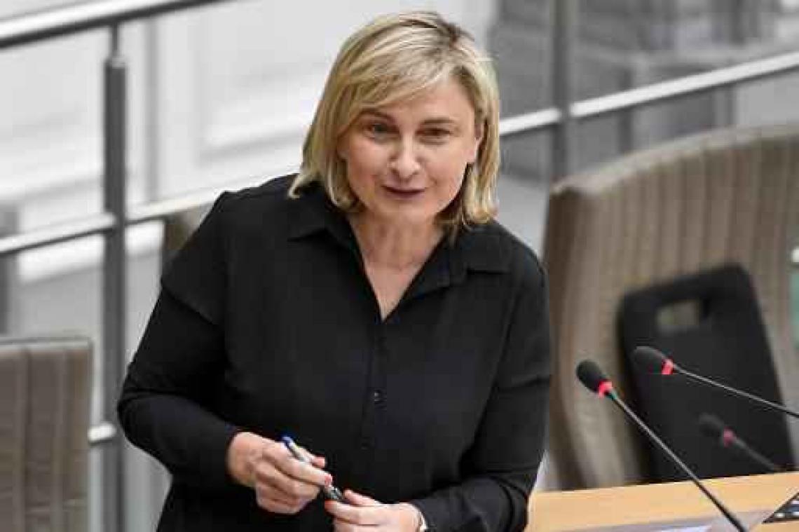 Crevits voor verbondenheid en engagement, tegen een samenleving 'met stokken en straffen'