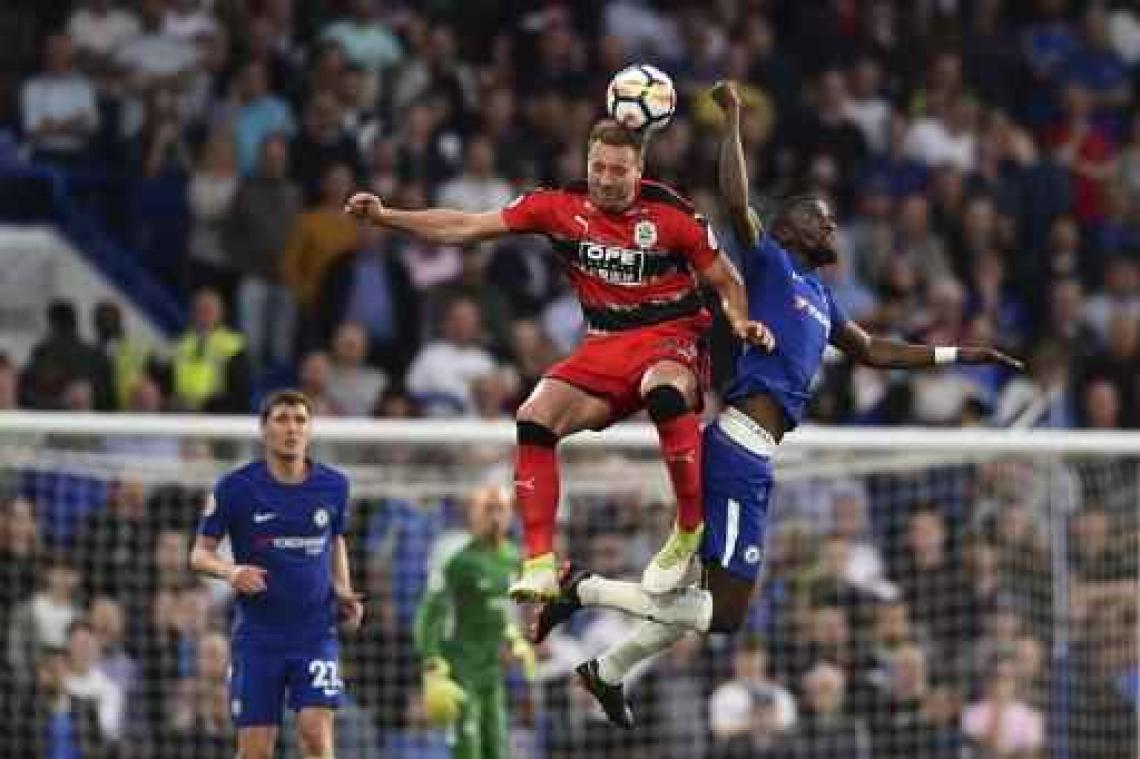 Belgen in het buitenland - Depoitre bezorgt Huddersfield de redding tegen Chelsea, Thibaut Courtois heeft rugblessure