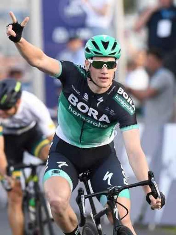 Sam Bennett wint zevende Giro-rit, Simon Yates blijft leider