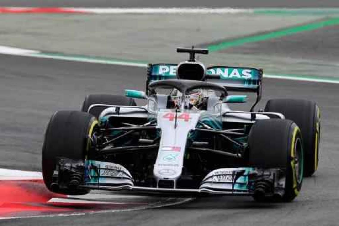 Lewis Hamilton verovert pole
