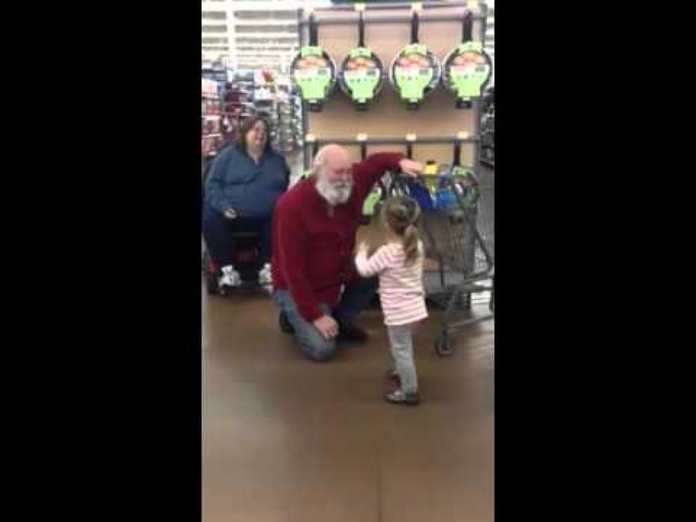 Meisje heeft schattig gesprek met 'de kerstman'