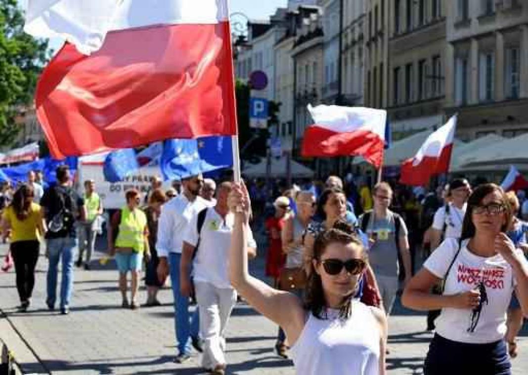 Duizenden mensen betogen in Warschau tegen de Poolse regering