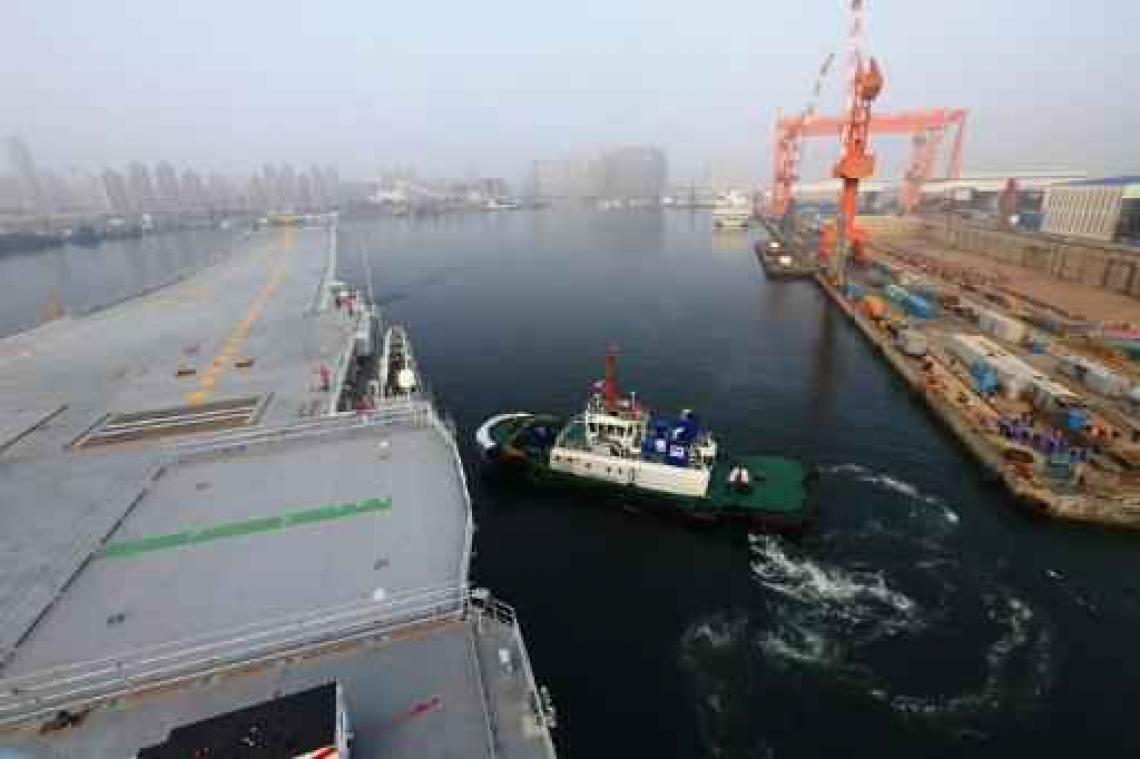 Eerste Chinese vliegdekschip begint aan tests op zee