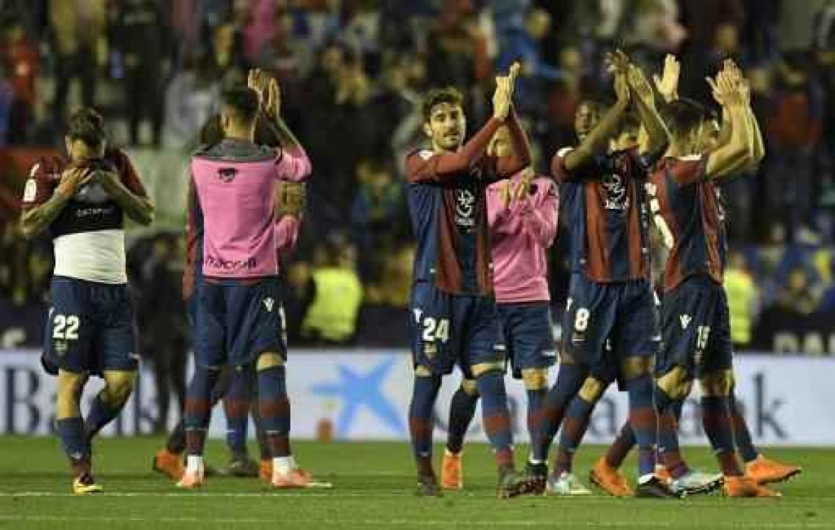 Belgen in het buitenland - Barcelona lijdt eerste competitienederlaag, Vermaelen valt geblesseerd uit