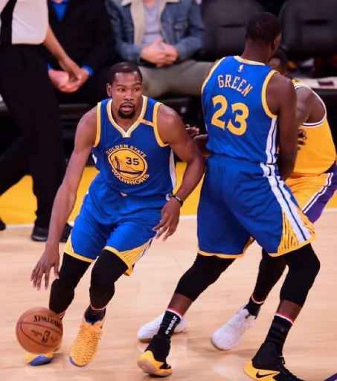Kampioen Golden State wint eerste finaleduel tegen Houston