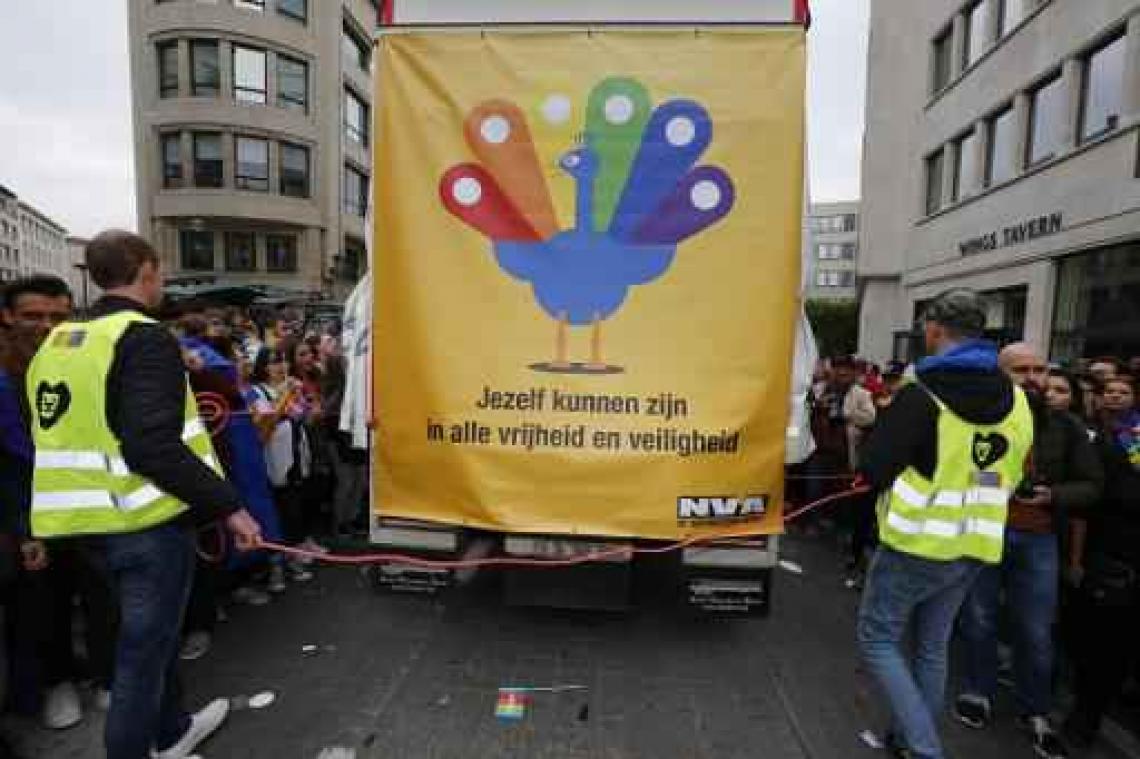 Praalwagen van N-VA in Pride Parade aangevallen: vijf mensen bestuurlijk aangehouden