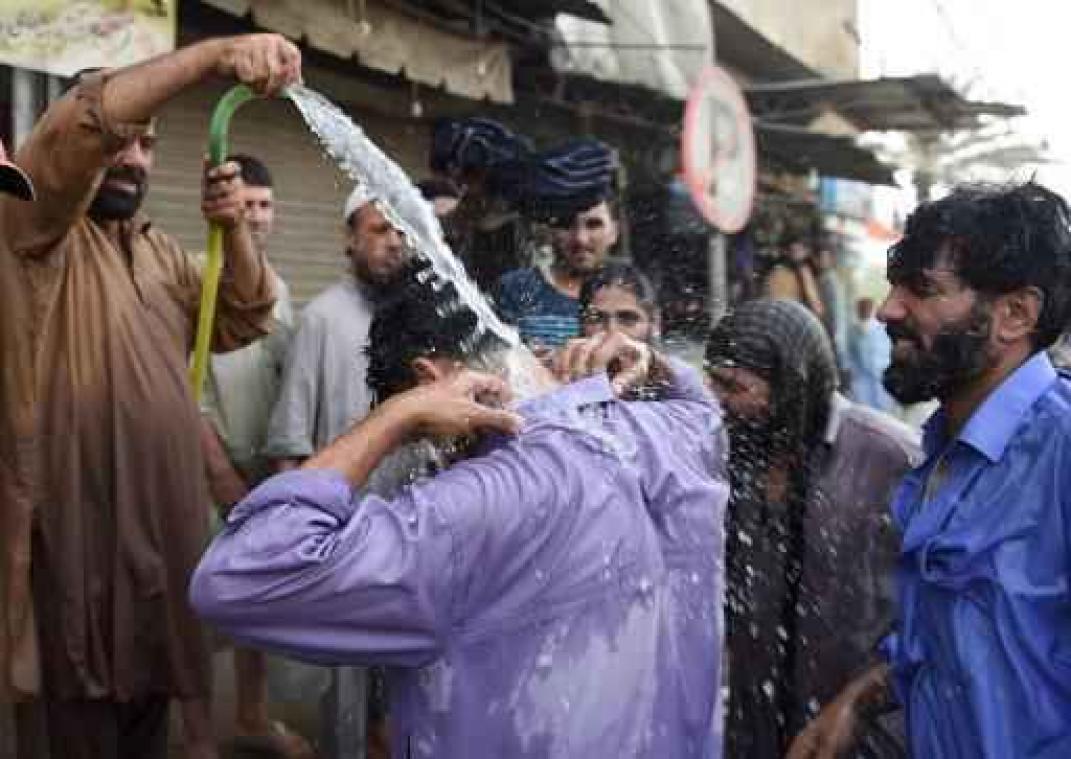 Hittegolf velt ruim zestig mensen in Pakistan