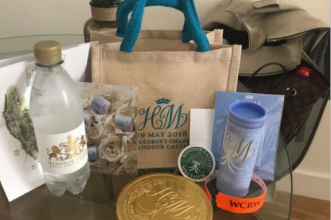 Gasten van de royal wedding slaan munt uit hun goodiebags