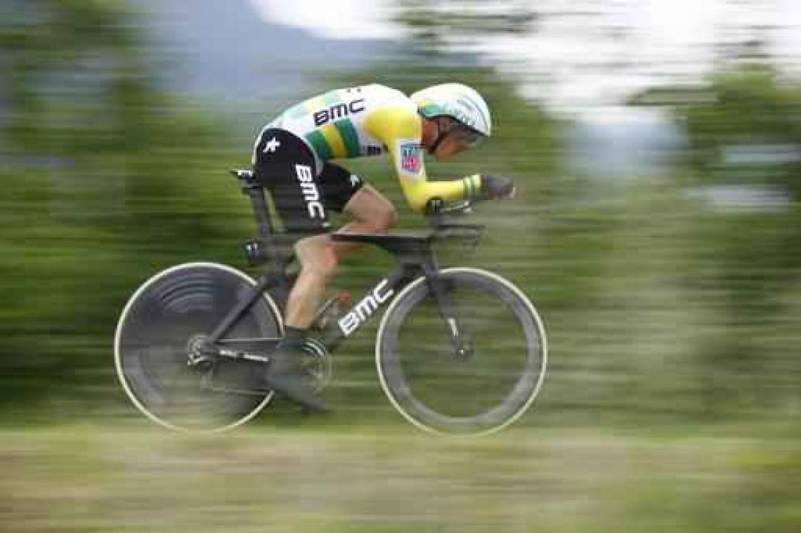 Dennis wint tijdrit, Yates blijft leider