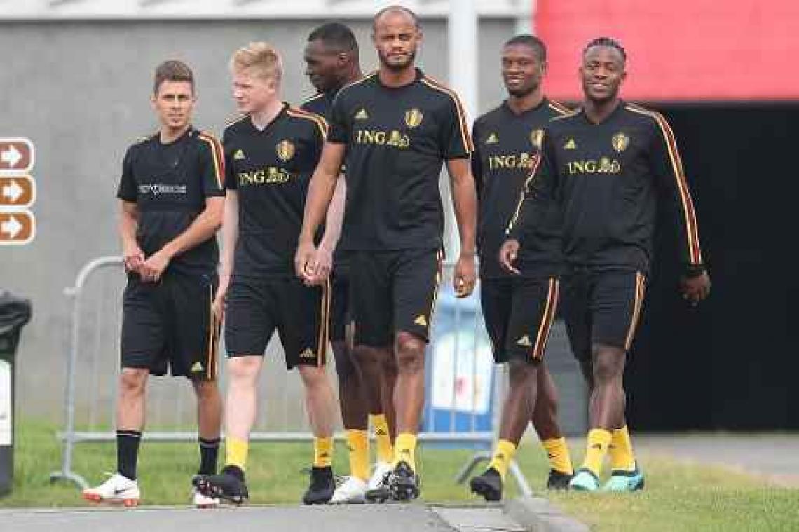 Negen Duivels verschijnen op trainingsveld