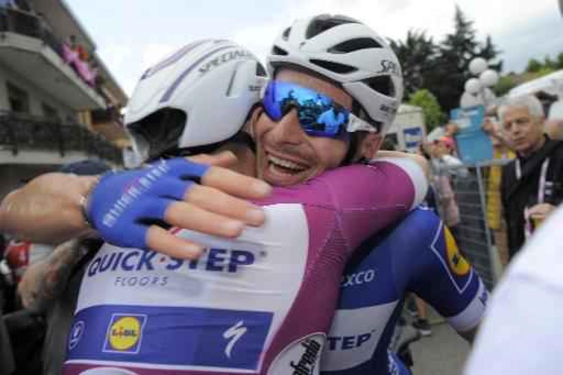 Viviani sprint naar vierde ritzege in Giro, Yates blijft leider