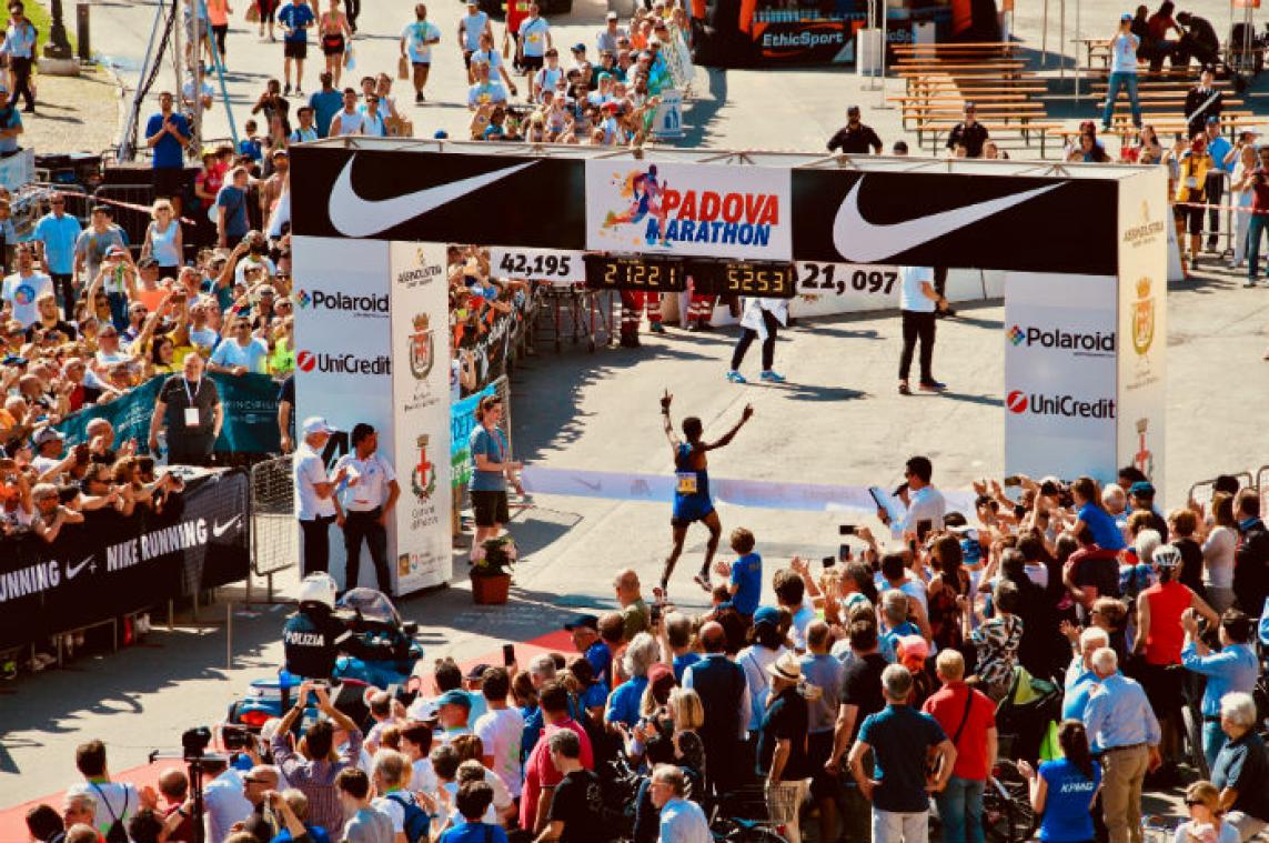 Man rent per ongeluk hele marathon in plaats van halve