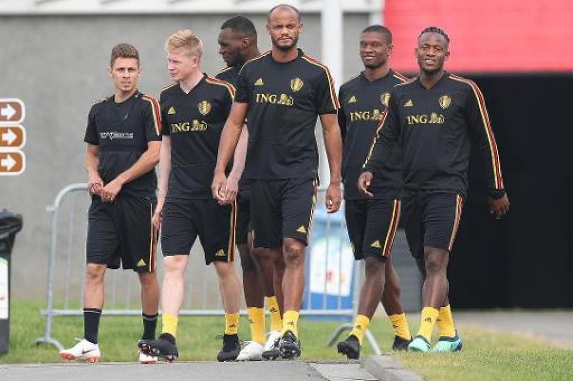 Negen Duivels verschijnen op trainingsveld