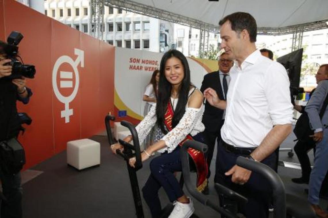 Minister De Croo en Miss België fietsen tegen man-vrouwongelijkheid