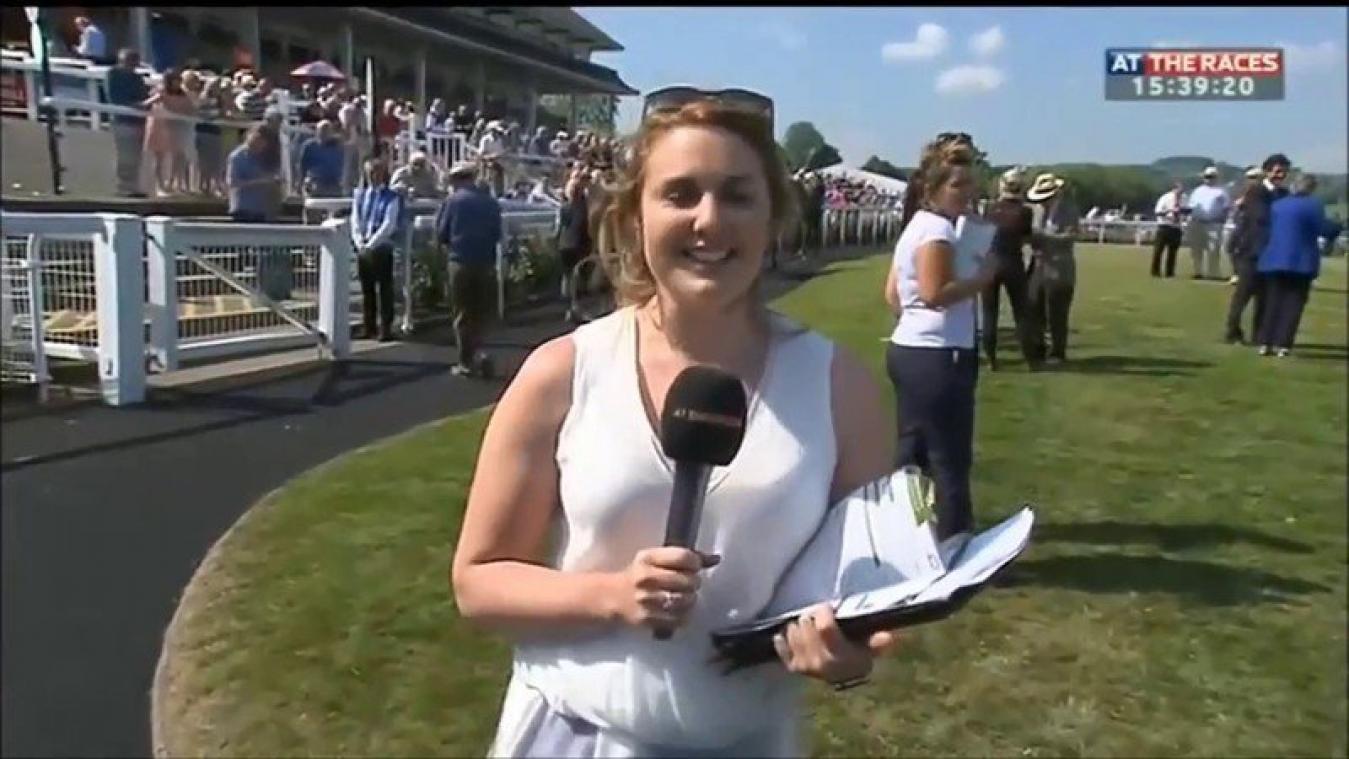 VIDEO. Dappere presentatrice gaat in de weg staan van een op hol geslagen racepaard
