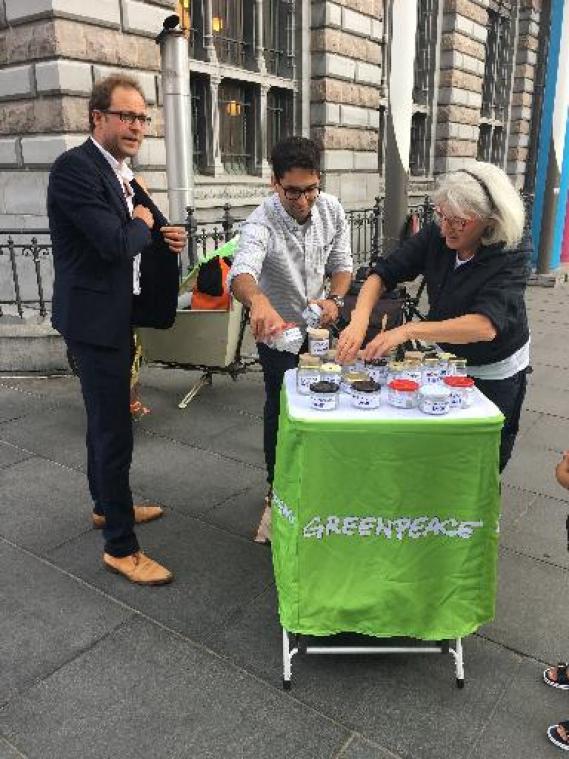 Greenpeace 'verkoopt' schone lucht aan Antwerpen-Centraal