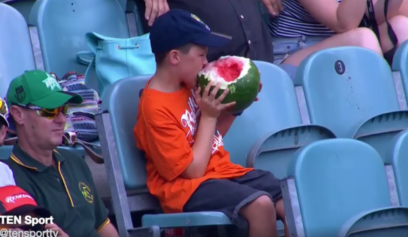 Deze jongen speelt volledige watermeloen naar binnen, schil incluis
