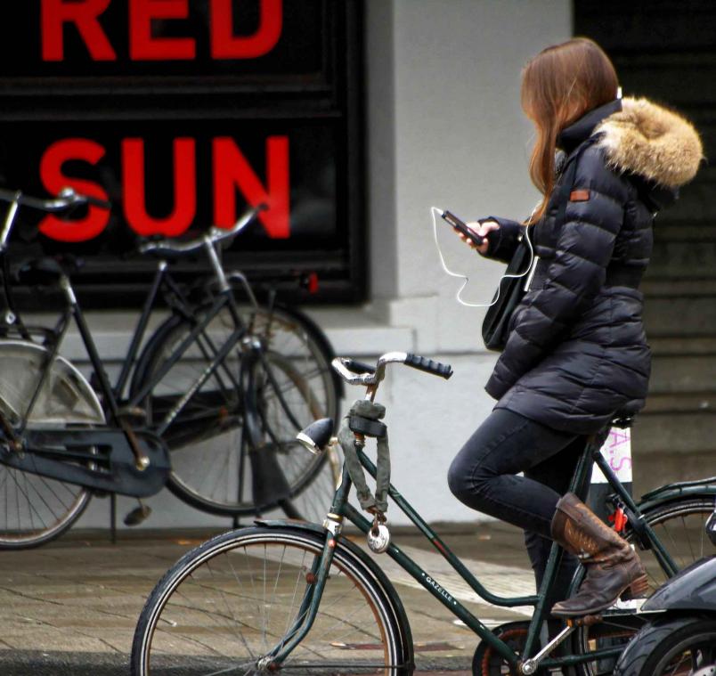 Helft van jongeren surft al fietsend