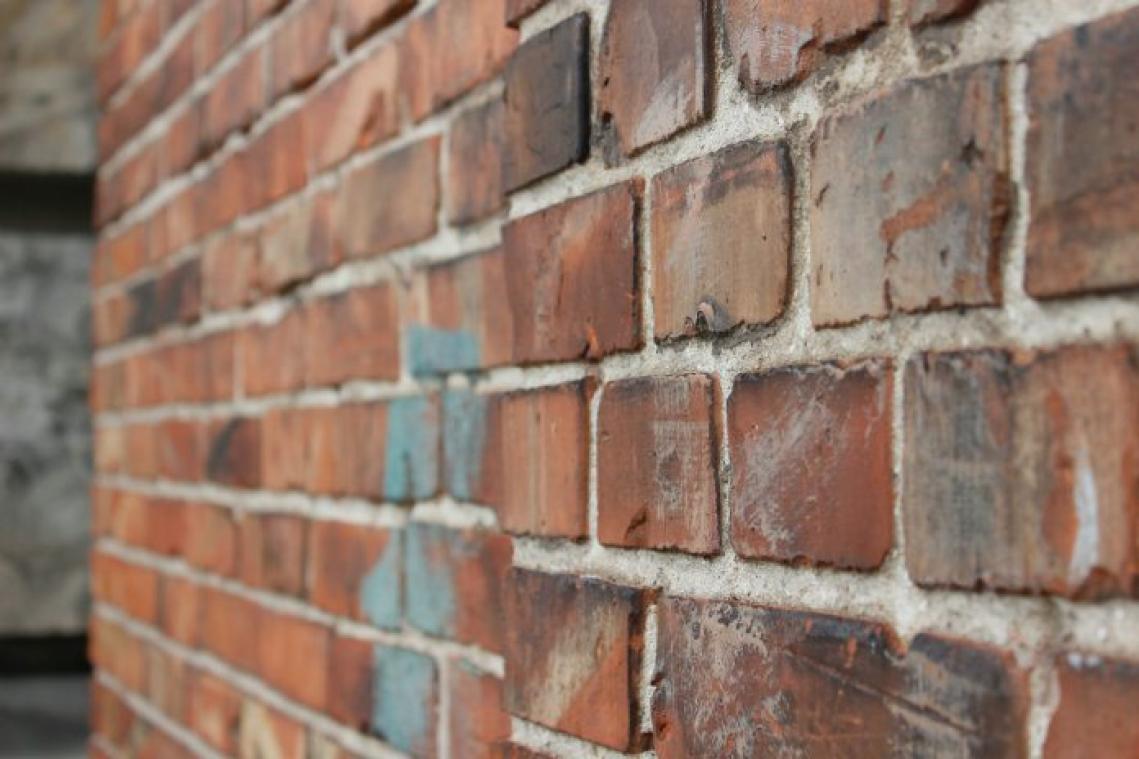 Koppel komt terug van huwelijksreis en ziet 'Berlijnse muur' voor huis staan