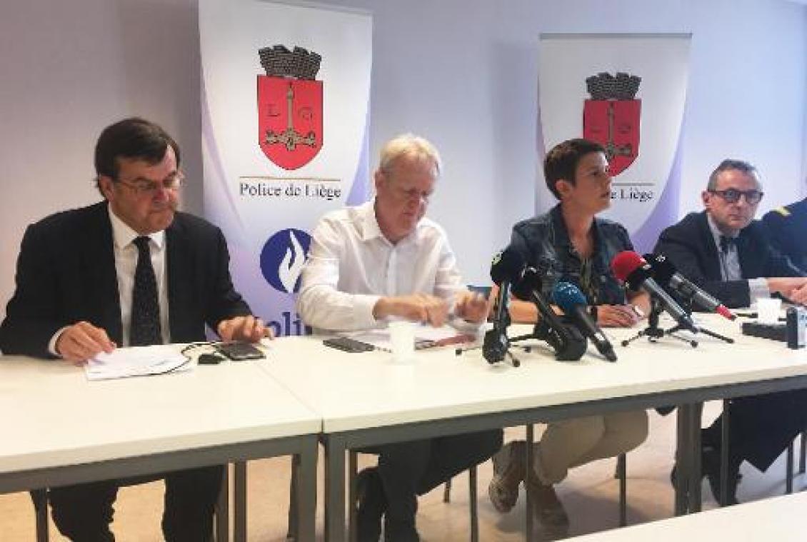 Dader heeft agenten eerst met mes aangevallen en daarna hun wapens tegen hen gebruikt