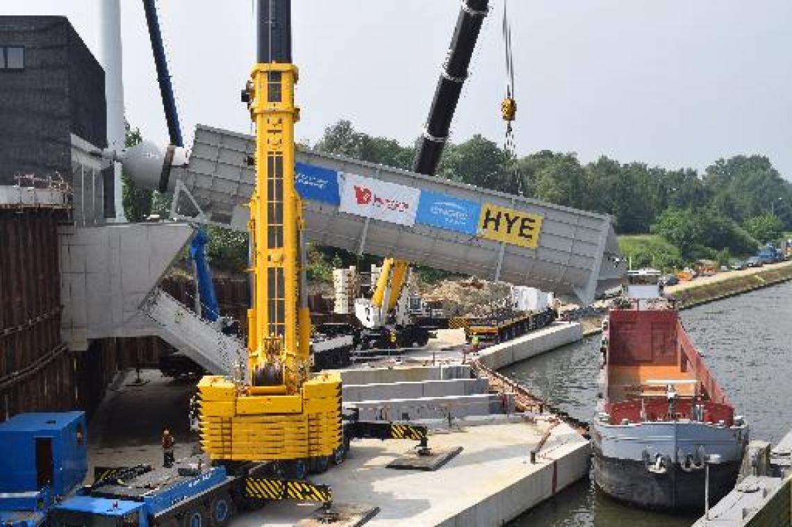 Reusachtige Archimedesschroeven voor het Albertkanaal in Hasselt