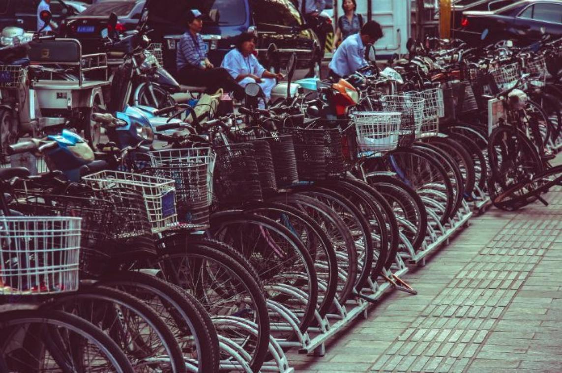 Fietsen worden van straat gehaald in Peking