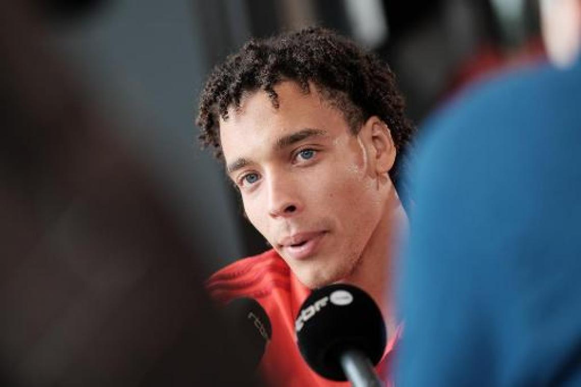 Axel Witsel werkt individueel na trap op knie