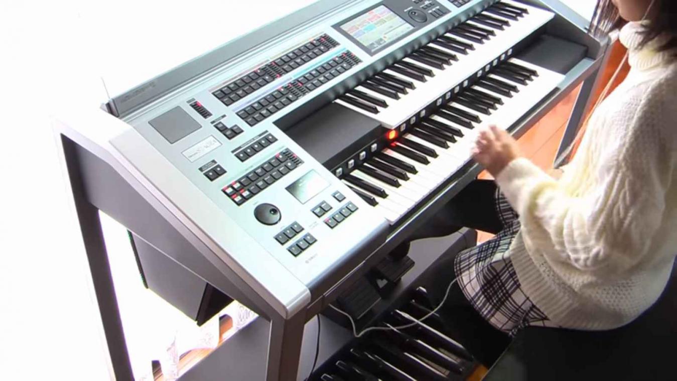Jong meisje laat 'Star Wars'-lied uit haar synthesizer knallen