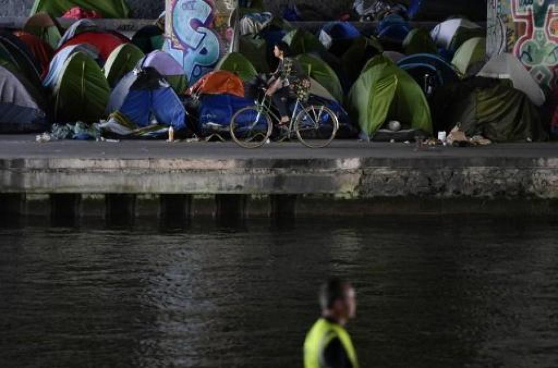 Grootste tentenkamp in Parijs ontruimd: meer dan duizend mensen geëvacueerd