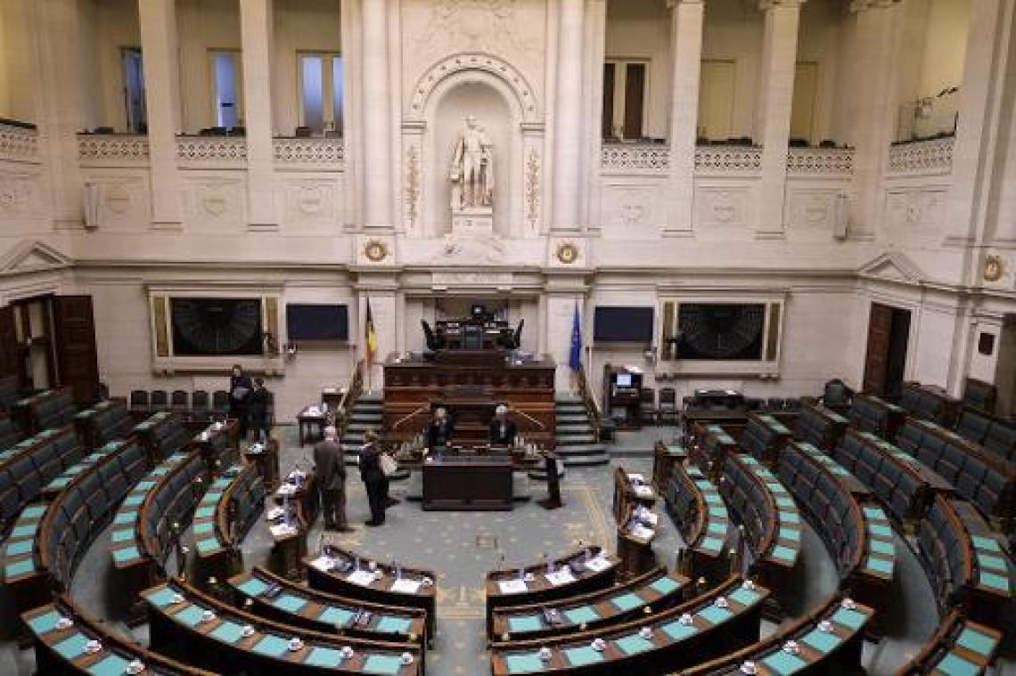 Kamer houdt minuut stilte voor slachtoffers schietpartij